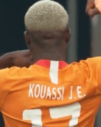  朗斯门将扑点建功保级关键战平局  