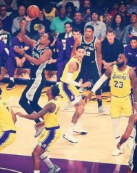  詹姆斯三双助湖人险胜马刺  