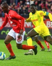  布雷斯特vs巴黎冲突不断，下半场多次中断比赛  