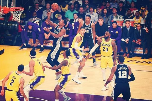  詹姆斯三双助湖人险胜马刺  